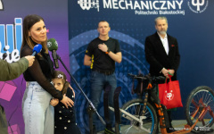 2024.01.18 Przekazanie hulajnogi na płozach. Uczelnia wspiera akcję charytatywną fot. Dariusz Piekut PB