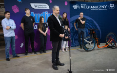 2024.01.18 Przekazanie hulajnogi na płozach. Uczelnia wspiera akcję charytatywną fot. Dariusz Piekut PB