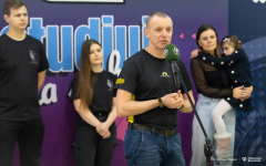 2024.01.18 Przekazanie hulajnogi na płozach. Uczelnia wspiera akcję charytatywną fot. Dariusz Piekut PB