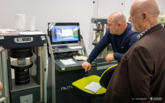 2025-11-26-patent-Sposób-wykonania-asfaltowe-nawierzchni-drogowej-z warstwą-z-betonu-geopolimerowego-prof-Bołtryk-fot-Iryna-Mikhno-PB