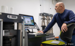 2025-11-26-patent-Sposób-wykonania-asfaltowe-nawierzchni-drogowej-z warstwą-z-betonu-geopolimerowego-prof-Bołtryk-fot-Iryna-Mikhno-PB