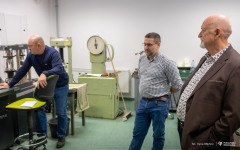 2025-11-26-patent-Sposób-wykonania-asfaltowe-nawierzchni-drogowej-z warstwą-z-betonu-geopolimerowego-prof-Bołtryk-fot-Iryna-Mikhno-PB