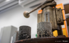 2025-11-26-patent-Sposób-wykonania-asfaltowe-nawierzchni-drogowej-z warstwą-z-betonu-geopolimerowego-prof-Bołtryk-fot-Iryna-Mikhno-PB