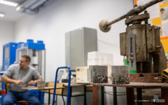 2025-11-26-patent-Sposób-wykonania-asfaltowe-nawierzchni-drogowej-z warstwą-z-betonu-geopolimerowego-prof-Bołtryk-fot-Iryna-Mikhno-PB