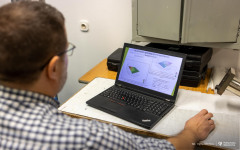 2025-11-26-patent-Sposób-wykonania-asfaltowe-nawierzchni-drogowej-z warstwą-z-betonu-geopolimerowego-prof-Bołtryk-fot-Iryna-Mikhno-PB