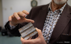 2025-11-26-patent-Sposób-wykonania-asfaltowe-nawierzchni-drogowej-z warstwą-z-betonu-geopolimerowego-prof-Bołtryk-fot-Iryna-Mikhno-PB