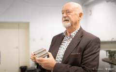 2025-11-26-patent-Sposób-wykonania-asfaltowe-nawierzchni-drogowej-z warstwą-z-betonu-geopolimerowego-prof-Bołtryk-fot-Iryna-Mikhno-PB