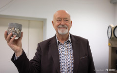 2025-11-26-patent-Sposób-wykonania-asfaltowe-nawierzchni-drogowej-z warstwą-z-betonu-geopolimerowego-prof-Bołtryk-fot-Iryna-Mikhno-PB