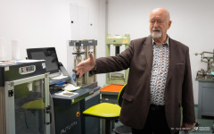 2025-11-26-patent-Sposób-wykonania-asfaltowe-nawierzchni-drogowej-z warstwą-z-betonu-geopolimerowego-prof-Bołtryk-fot-Iryna-Mikhno-PB