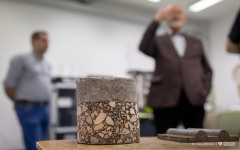 2025-11-26-patent-Sposób-wykonania-asfaltowe-nawierzchni-drogowej-z warstwą-z-betonu-geopolimerowego-prof-Bołtryk-fot-Iryna-Mikhno-PB