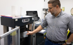 2025-11-26-patent-Sposób-wykonania-asfaltowe-nawierzchni-drogowej-z warstwą-z-betonu-geopolimerowego-prof-Bołtryk-fot-Iryna-Mikhno-PB