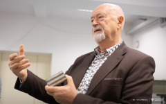 2025-11-26-patent-Sposób-wykonania-asfaltowe-nawierzchni-drogowej-z warstwą-z-betonu-geopolimerowego-prof-Bołtryk-fot-Iryna-Mikhno-PB