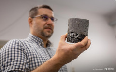 2025-11-26-patent-Sposób-wykonania-asfaltowe-nawierzchni-drogowej-z warstwą-z-betonu-geopolimerowego-prof-Bołtryk-fot-Iryna-Mikhno-PB