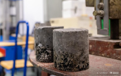 2025-11-26-patent-Sposób-wykonania-asfaltowe-nawierzchni-drogowej-z warstwą-z-betonu-geopolimerowego-prof-Bołtryk-fot-Iryna-Mikhno-PB