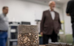 2025-11-26-patent-Sposób-wykonania-asfaltowe-nawierzchni-drogowej-z warstwą-z-betonu-geopolimerowego-prof-Bołtryk-fot-Iryna-Mikhno-PB