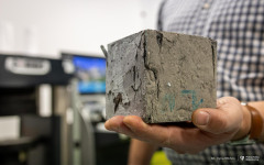 2025-11-26-patent-Sposób-wykonania-asfaltowe-nawierzchni-drogowej-z warstwą-z-betonu-geopolimerowego-prof-Bołtryk-fot-Iryna-Mikhno-PB