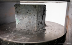 2025-11-26-patent-Sposób-wykonania-asfaltowe-nawierzchni-drogowej-z warstwą-z-betonu-geopolimerowego-prof-Bołtryk-fot-Iryna-Mikhno-PB