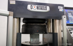 2025-11-26-patent-Sposób-wykonania-asfaltowe-nawierzchni-drogowej-z warstwą-z-betonu-geopolimerowego-prof-Bołtryk-fot-Iryna-Mikhno-PB