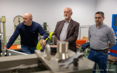 2025-11-26-patent-Sposób-wykonania-asfaltowe-nawierzchni-drogowej-z warstwą-z-betonu-geopolimerowego-prof-Bołtryk-fot-Iryna-Mikhno-PB