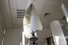 LABORATORIUM_OZE_AZE_GABRIELA_KOSCIUK_ELEKTROWINA_WIATROWA_O_PIONOWEJ_OSI_OBROTU-1