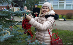 2024-12-06-Ubieranie-choinki-fot-Dariusz-Piekut