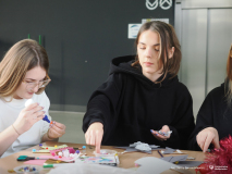 2025-11-28-Przystrajanie-bombek-w-CNK -fot-Jerzy-Doroszkiewicz-PB