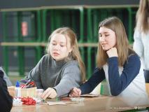 2025-11-28-Przystrajanie-bombek-w-CNK -fot-Jerzy-Doroszkiewicz-PB