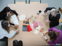 2025-11-28-Przystrajanie-bombek-w-CNK -fot-Jerzy-Doroszkiewicz-PB