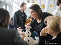 2025-11-28-Przystrajanie-bombek-w-CNK -fot-Jerzy-Doroszkiewicz-PB