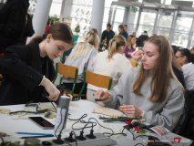 2025-11-28-Przystrajanie-bombek-w-CNK -fot-Jerzy-Doroszkiewicz-PB