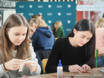 2025-11-28-Przystrajanie-bombek-w-CNK -fot-Jerzy-Doroszkiewicz-PB