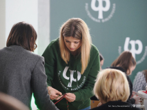 2025-11-28-Przystrajanie-bombek-w-CNK -fot-Jerzy-Doroszkiewicz-PB