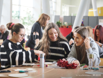 2025-11-28-Przystrajanie-bombek-w-CNK -fot-Jerzy-Doroszkiewicz-PB