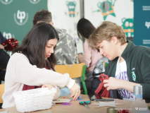 2025-11-28-Przystrajanie-bombek-w-CNK -fot-Jerzy-Doroszkiewicz-PB