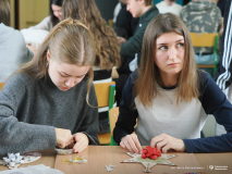 2025-11-28-Przystrajanie-bombek-w-CNK -fot-Jerzy-Doroszkiewicz-PB