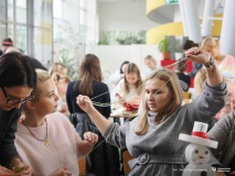 2025-11-28-Przystrajanie-bombek-w-CNK -fot-Jerzy-Doroszkiewicz-PB