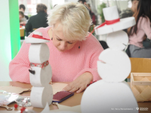 2025-11-28-Przystrajanie-bombek-w-CNK -fot-Jerzy-Doroszkiewicz-PB