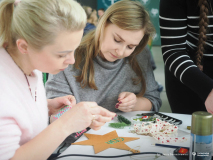 2025-11-28-Przystrajanie-bombek-w-CNK -fot-Jerzy-Doroszkiewicz-PB