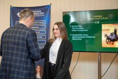 Prorektor ds. Studenckich wręcza dyplom laureatce  konkursu El-Robo-Mech 2023_foto-Mikhno-1