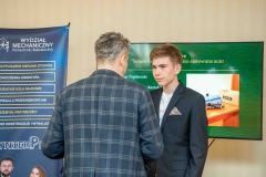 Prorektor ds. Studenckich wręcza dyplom laureatowi 1. miejsca w  konkursie  El-Robo-Mech 2023_foto-Mikhno-11