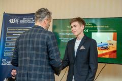 Prorektor ds. Studenckich wręcza dyplom laureatowi 1. miejsca w  konkursie  El-Robo-Mech 2023_foto-Mikhno-12