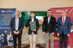 Prorektor ds. Studenckich oraz Dziekani Wydziału Elektrycznego oraz Mechanicznego wraz z laureatem 1. miejsca w konkursie El-Robo-Mech-2023_foto-Mikhno-13