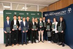 Pamiątkowe zdjęcie laureatów wraz z pracownikami Politechniki Białostockiej z rozdania nagród w konkursie El-Robo-Mech-2023_foto-Mikhno-15