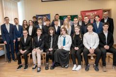 Pamiątkowe zdjęcie laureatów wraz z pracownikami Politechniki Białostockiej z rozdania nagród w konkursie El-Robo-Mech-2023_foto-Mikhno-16