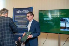Prorektor ds. Studenckich wręcza dyplom laureatowi 3. miejsca w  konkursie  El-Robo-Mech 2023_foto-Mikhno-3