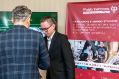 Prorektor ds. Studenckich wręcza dyplom laureatowi 3. miejsca w  konkursie  El-Robo-Mech 2023_foto-Mikhno-4