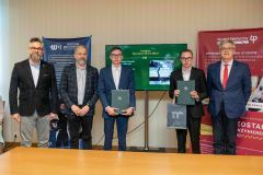 Prorektor ds. Studenckich oraz Dziekani Wydziału Elektrycznego oraz Mechanicznego wraz z laureatem 3. miejsca w konkursie El-Robo-Mech-2023__foto-Mikhno-5