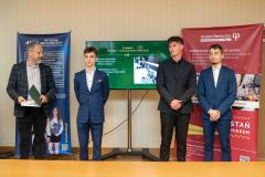 Pamiątkowe zdjęcie laureatów 2. miejsca wraz z Prorektorem ds. Studenckich podczas gali rozdania nagród konkursu-El-Robo-Mech-2023_foto-Mikhno-6