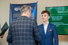 Prorektor ds. Studenckich wręcza dyplom laureatowi 2. miejsca w  konkursie  El-Robo-Mech 2023_foto-Mikhno-7