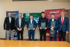 Prorektor ds. Studenckich oraz Dziekani Wydziału Elektrycznego oraz Mechanicznego wraz z laureatami 2. miejsca w konkursie El-Robo-Mech-2023_foto-Mikhno-9